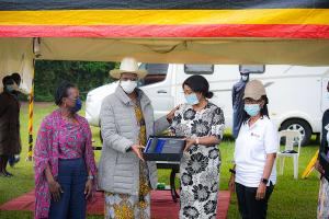 First Lady receives a gift from UN family